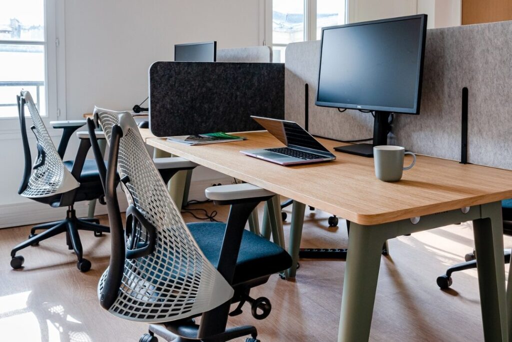 découvrez nos conseils et astuces pour l'optimisation de votre espace de travail : organisation, aménagement et solutions pratiques pour booster votre productivité au quotidien.