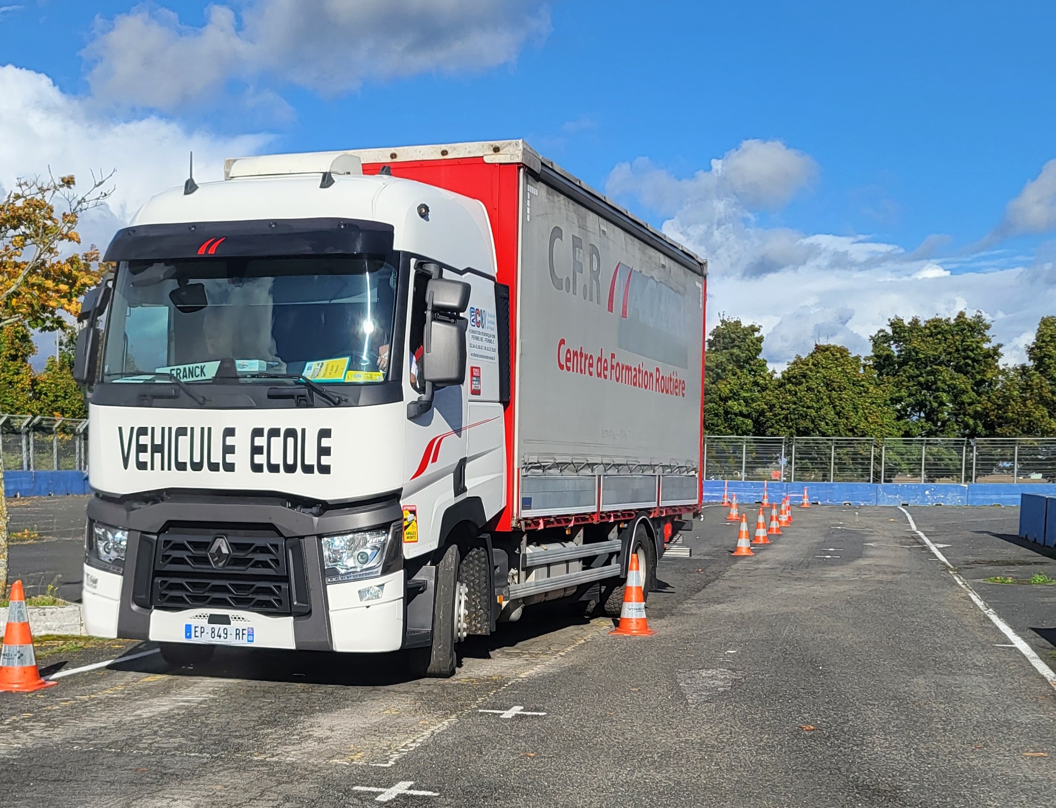 découvrez notre formation gratuite au permis poids lourd en 2024 et préparez-vous efficacement à conduire des véhicules lourds avec des experts certifiés.